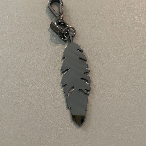 Metal Feather Keychain - Picture 5 of 5